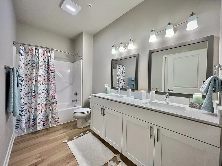 Water's Edge Apartments — Photo 49