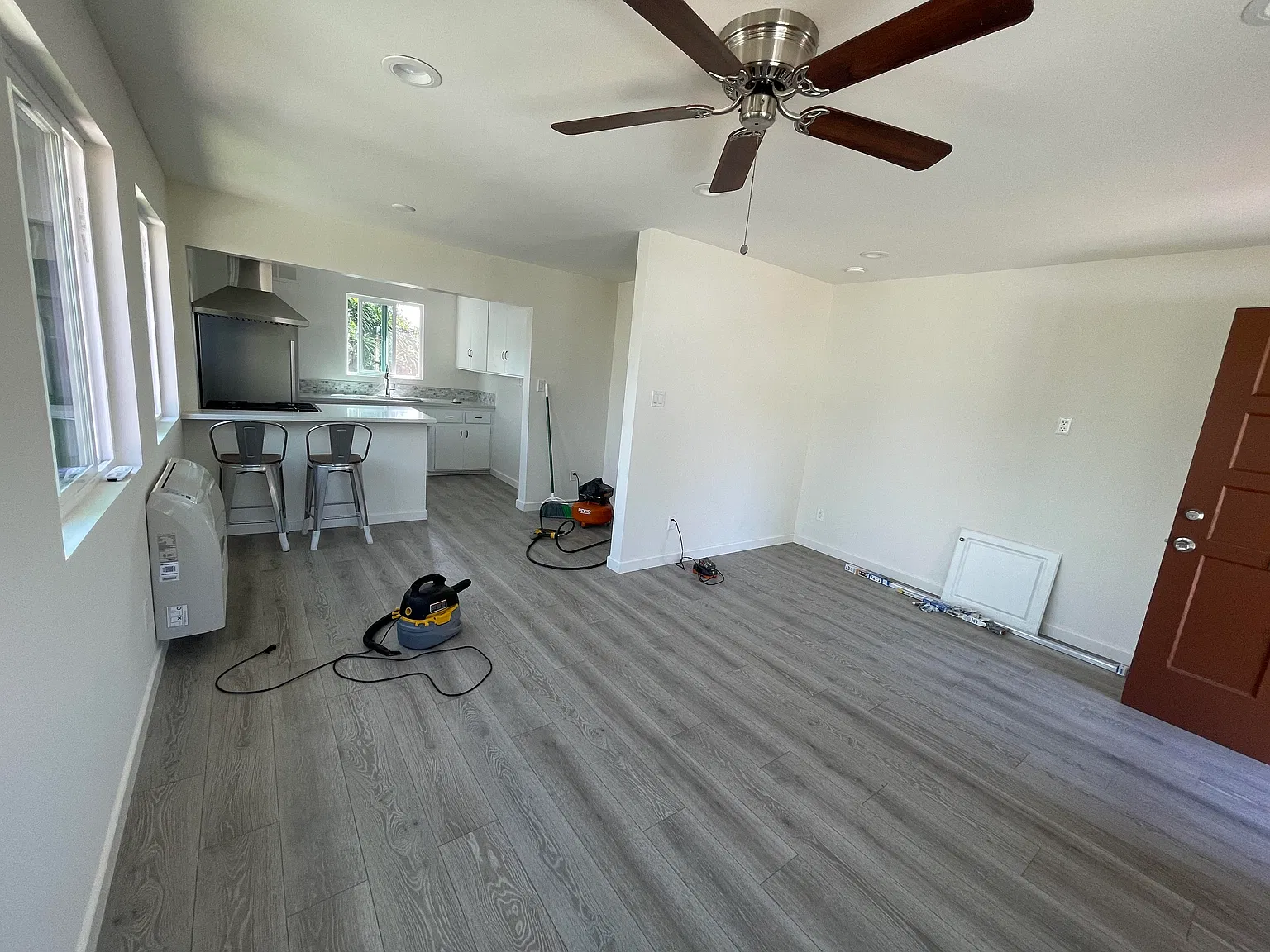 3 bed, 884 sqft, $3,395 — Photo 2