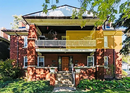 1596 Victoria Ave Photo 1