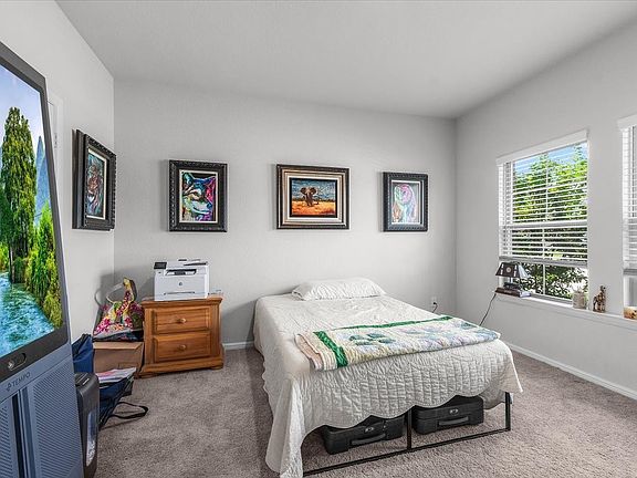 5th image of 305 Laurel Dr