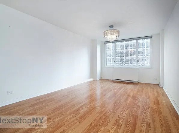 245 E 54th St APT 3H, New York, NY 10022