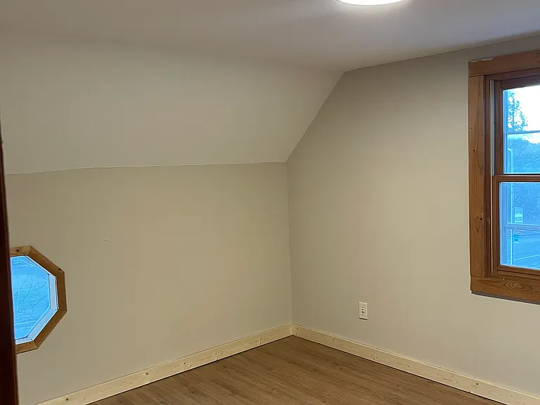 810 E North St — Photo 5