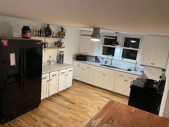 3rd image of 3851 Saunders Ave