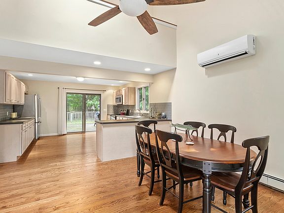 3rd image of 42 Underwood Dr