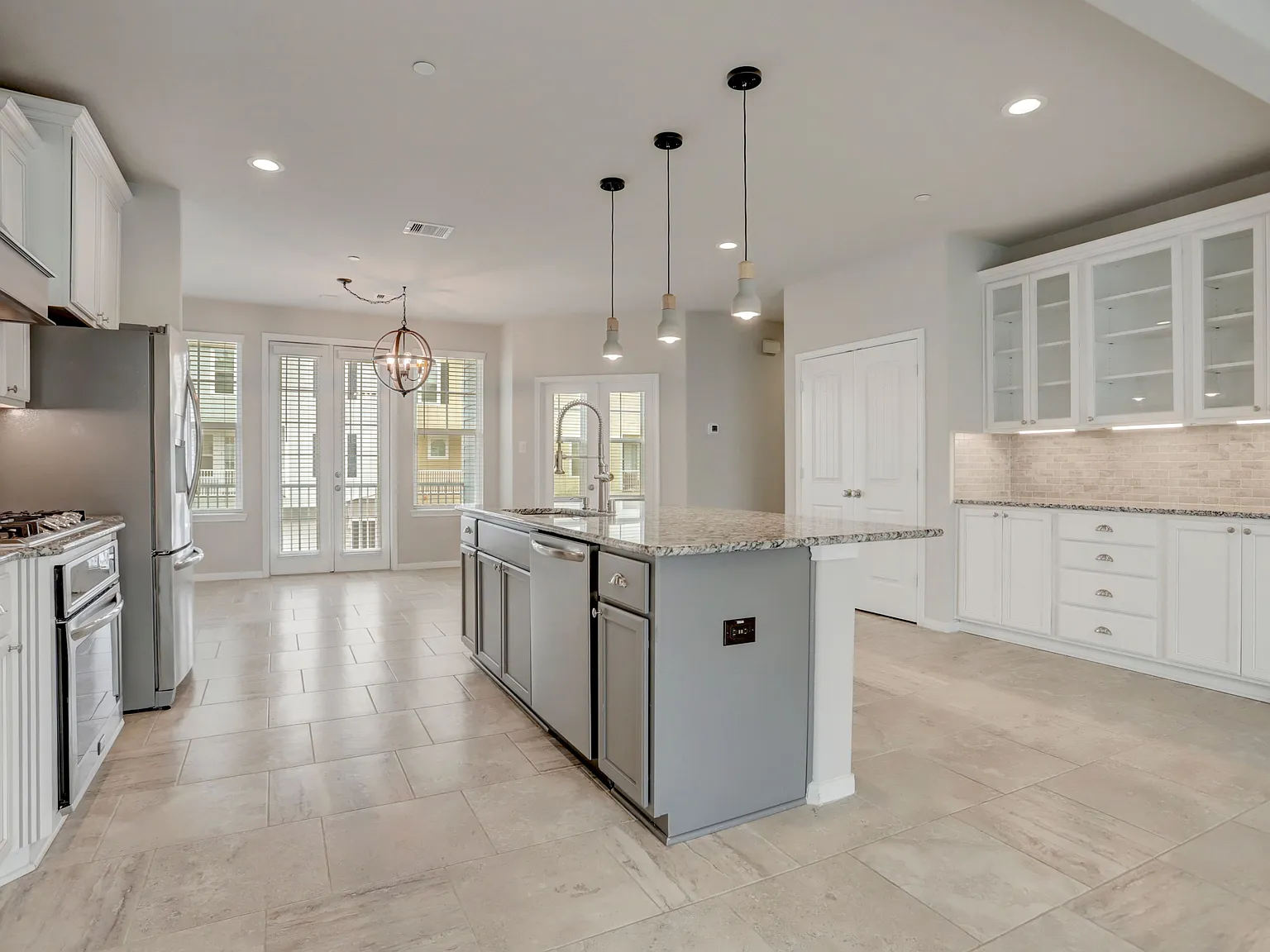 3 bed, 2143 sqft, $3,199 — Photo 2