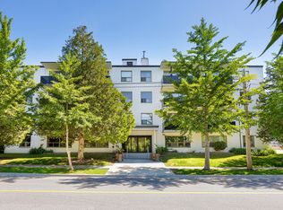 55 42nd St #101, Toronto, ON M8W 3P3