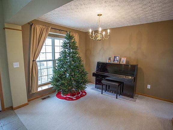 3rd image of 1092 Amherst Blvd
