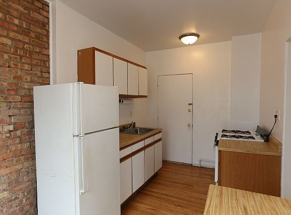 3rd image of 947 W Cornelia Ave APT 2A