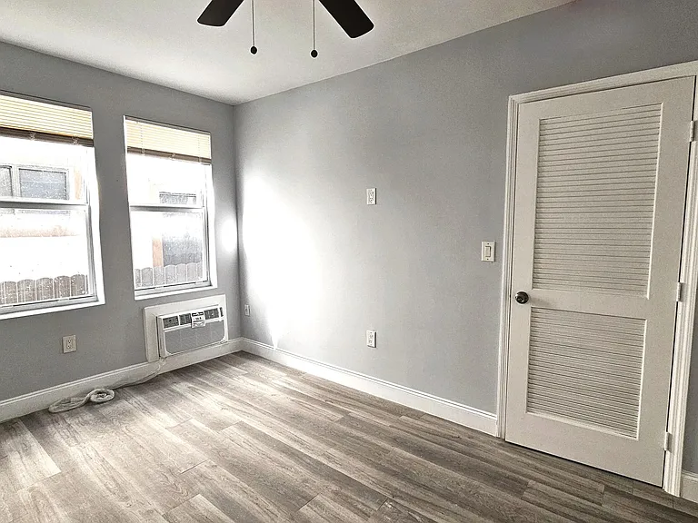 1142 SW 4th St #4 — Photo 10
