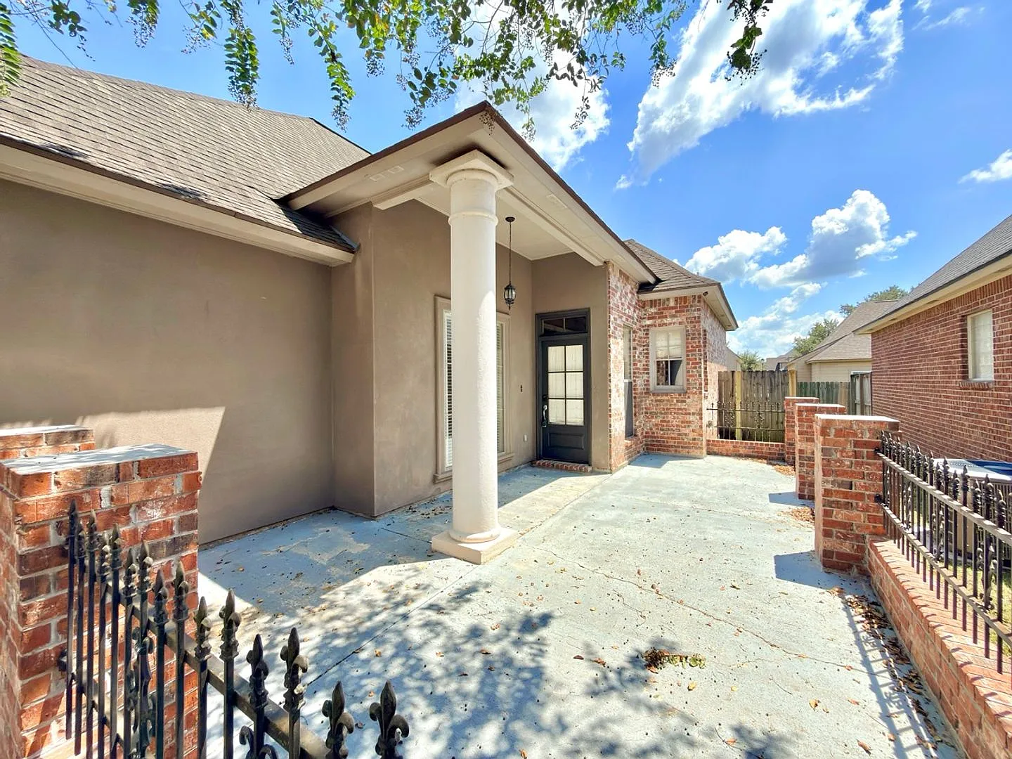 Spacious 3-Bedroom Home in Desirable Manchac Commons — Photo 3