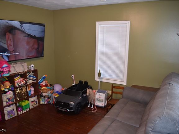 5th image of 139 Woodrow Ave