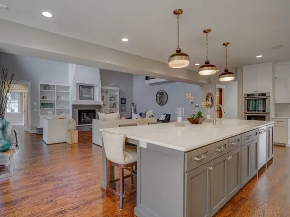 2807 W 50th Ter, Westwood, KS 66205