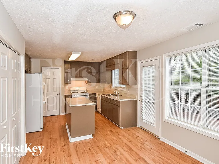276 Due West Dr — Photo 4