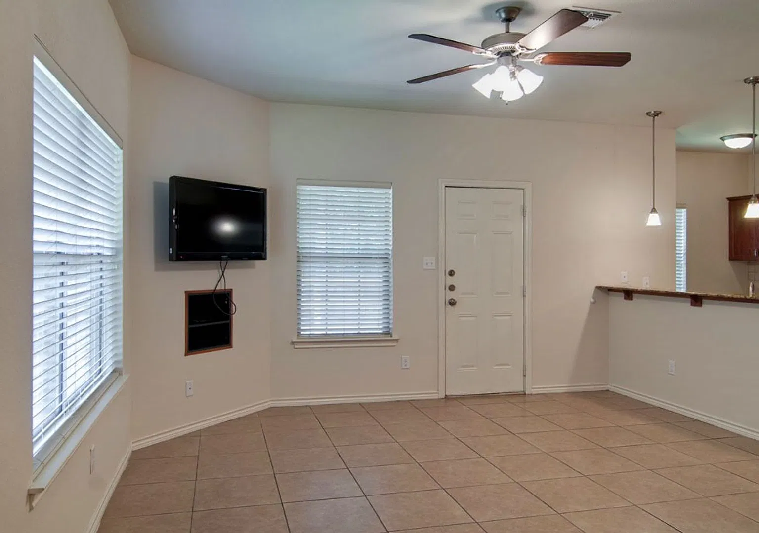 August Pre-Lease 2027 Fantastic 3 Bed/3 Bath Duplex In Aggies Acres! — Photo 3