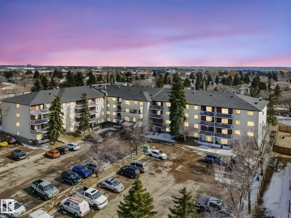 1945 105th St NW #104, Edmonton, AB T6J 5N6