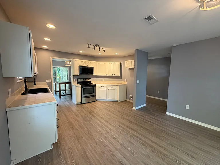 1270 Skyview Dr — Photo 10