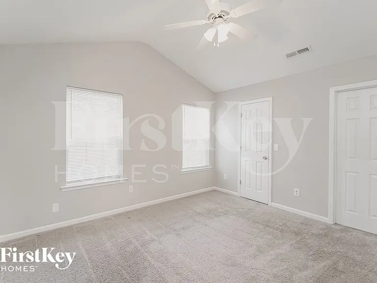916 Lakehill Rd — Photo 7