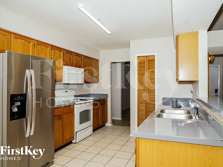 1389 Trollman Ave — Photo 8