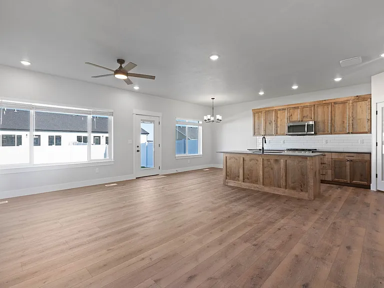 656 Jeanine Dr — Photo 3