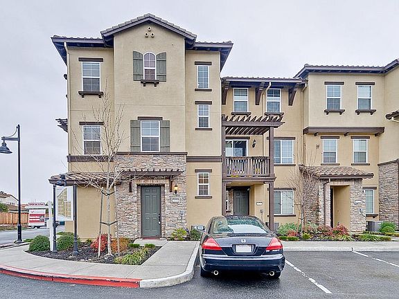 2nd image of 1019 White Peach Way