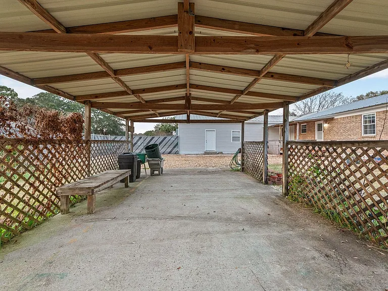 122 Beach Dr — Photo 43
