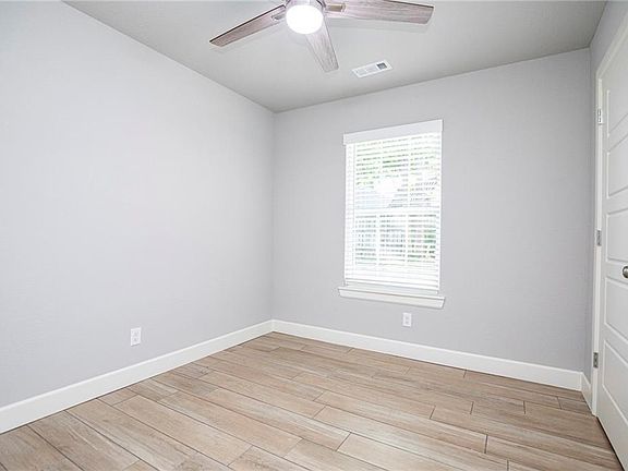 4th image of 301 Parkcrest Dr