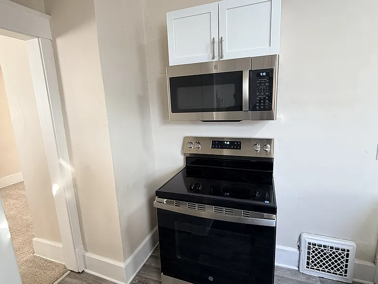 1412 Miami Ct NE — Photo 4