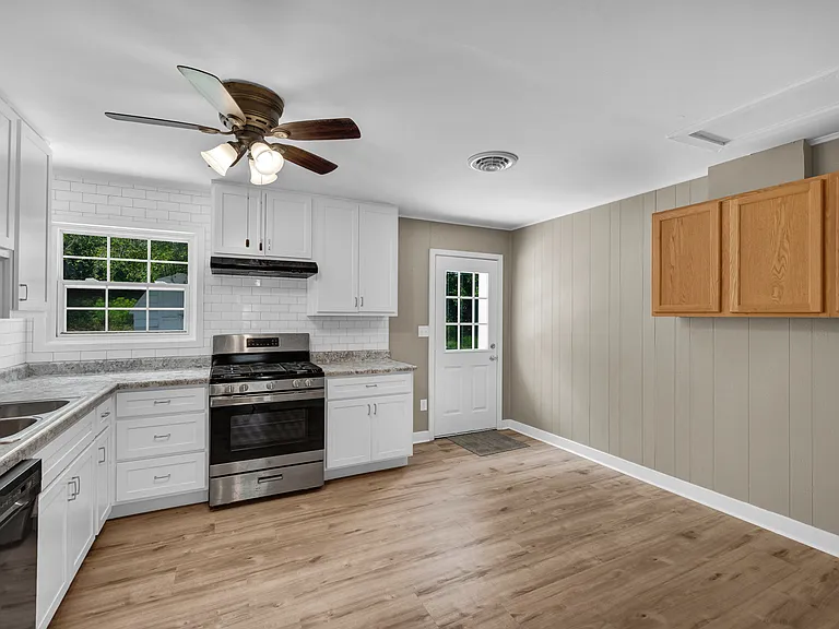 1503 Augusta St — Photo 5