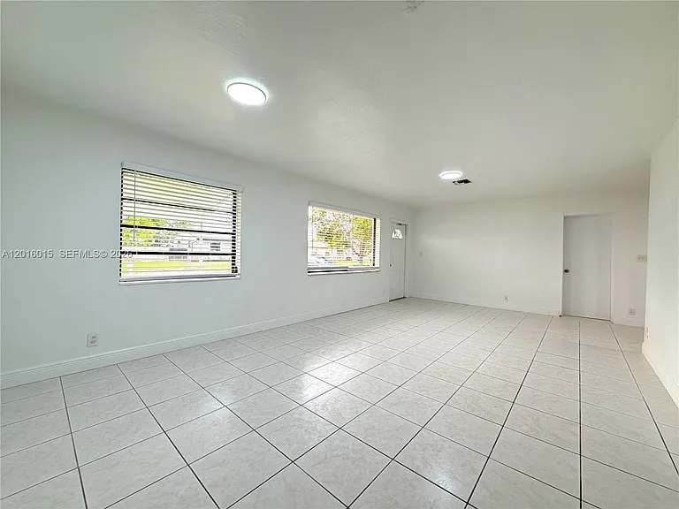 1740 SW 47th Ave — Photo 4