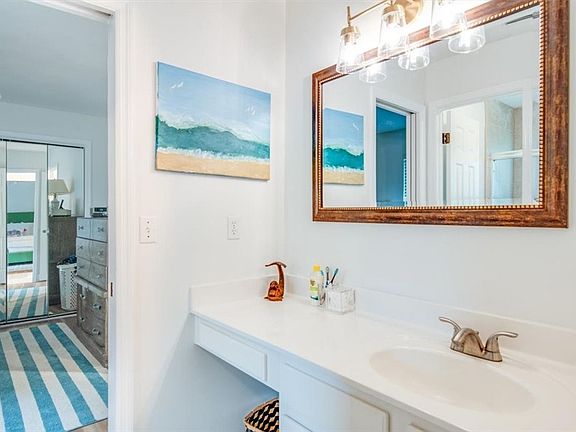 4th image of 2805 Laguna Dr