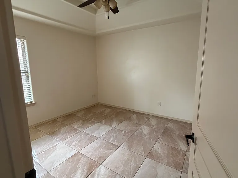 3901 Thunderbird Ave — Photo 3