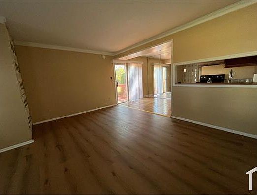 4th image of 39 Woodenbridge Ct