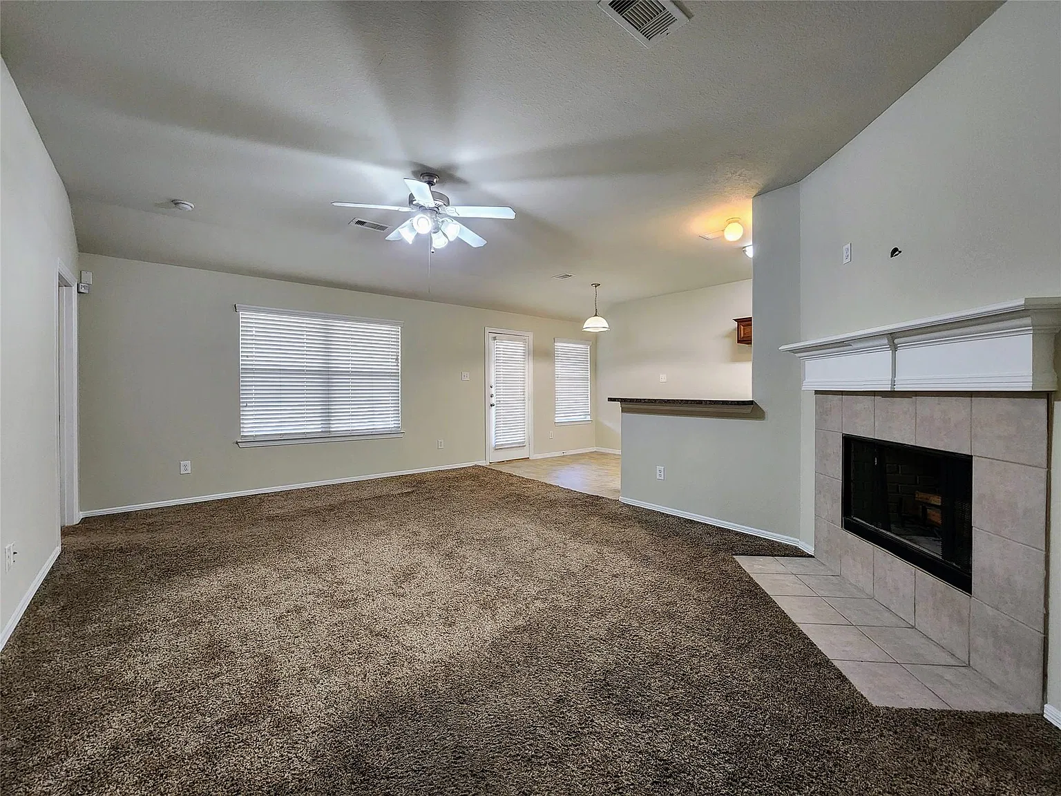 3 bed, 2.0 bath, 1262 sqft, $1,675 — Photo 2