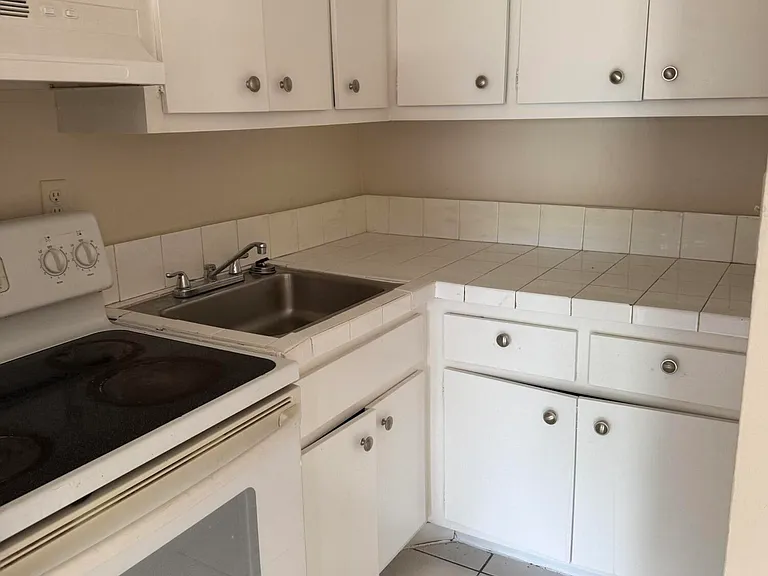 1431 SW 44th Ter #4 — Photo 5