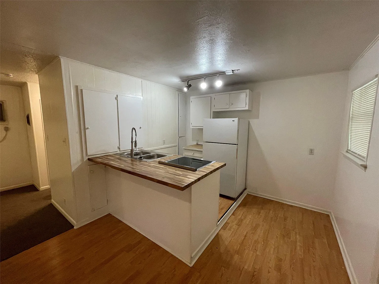 1 bed, 1.0 bath, 420 sqft, $800 — Photo 2