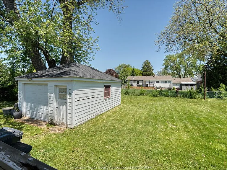 4062 Roseland Dr E — Photo 31