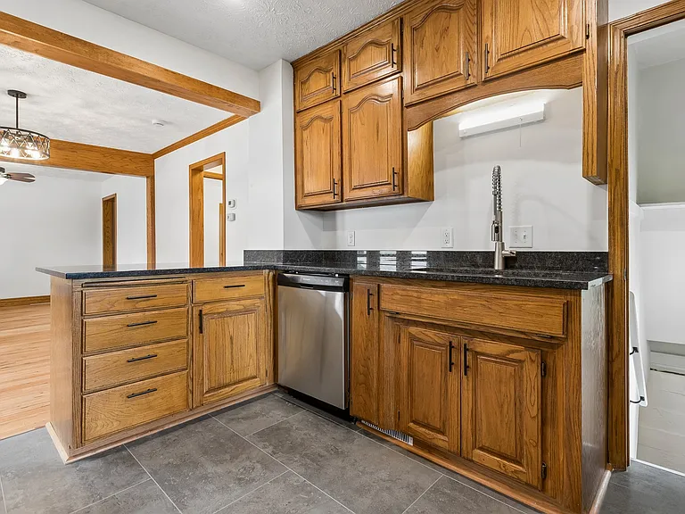 7911 Maywood St — Photo 12