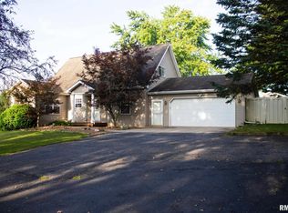 1902 Eastview Cir, Eureka, IL 61530