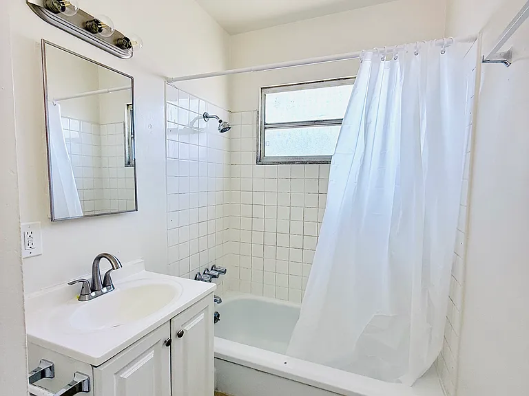13635 Runnymede St #8 — Photo 12