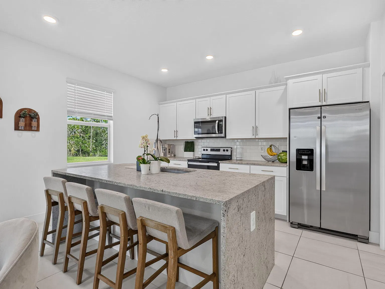 4 bed, 2.5 bath, 2412 sqft, $4,800 — Photo 4