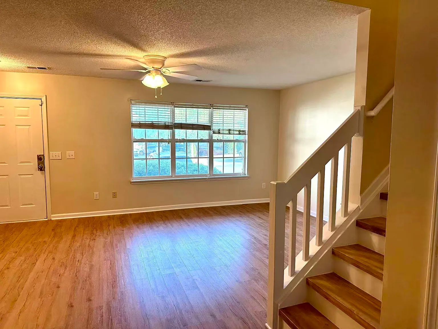 3 bed, 2.5 bath, 1300 sqft, $1,775 — Photo 3