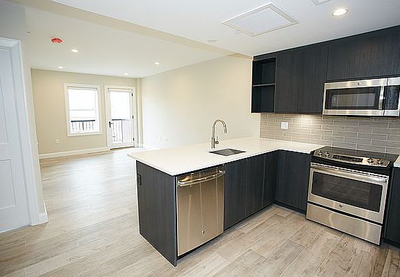 4th image of 31-77 37th St #2E