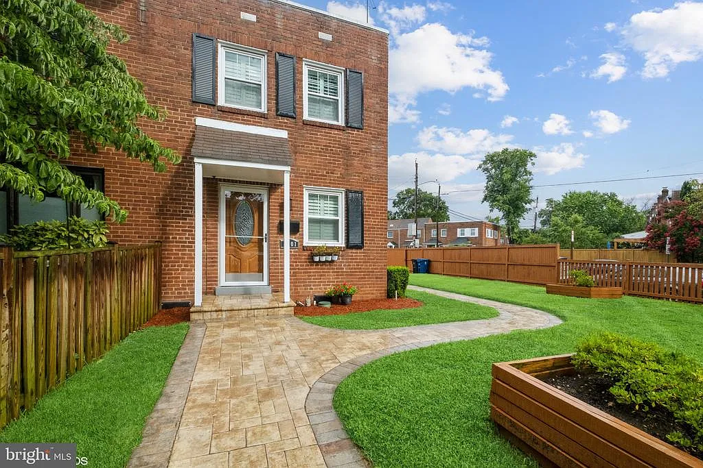 3 bed, 1.5 bath, 1024 sqft, $3,300 — Photo 2