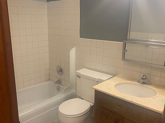 5th image of 818 8th St SE #202