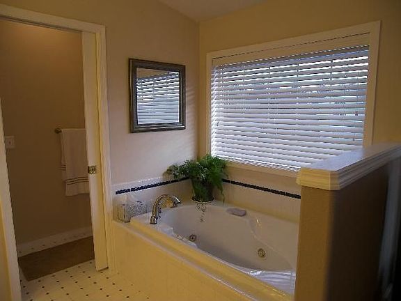 4th image of 10500 NE 20th St