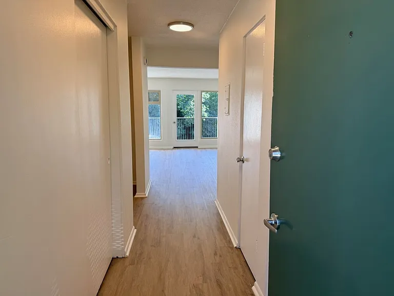 Crescent Apartments — Photo 18