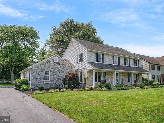 4th image of 8 Lombardy Dr