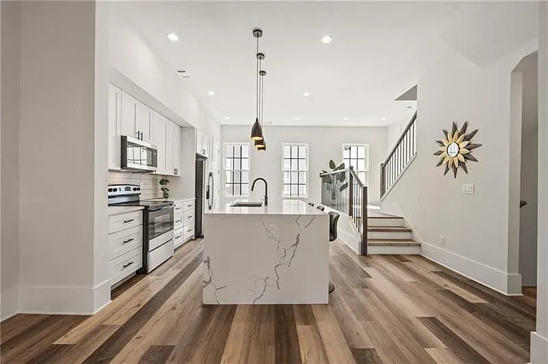 4 bed, 3.5 bath, 2200 sqft, $2,999 — Photo 2