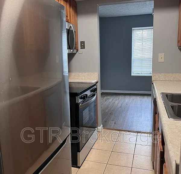 2584 Stratford Ln — Photo 1