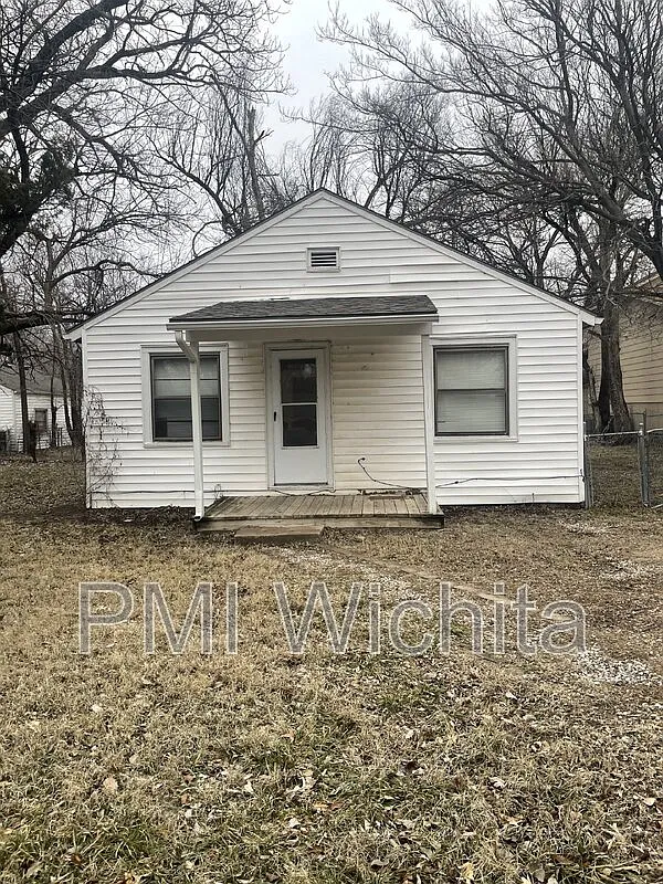 3 bed, 1.0 bath, 672 sqft, $995 — Photo 2